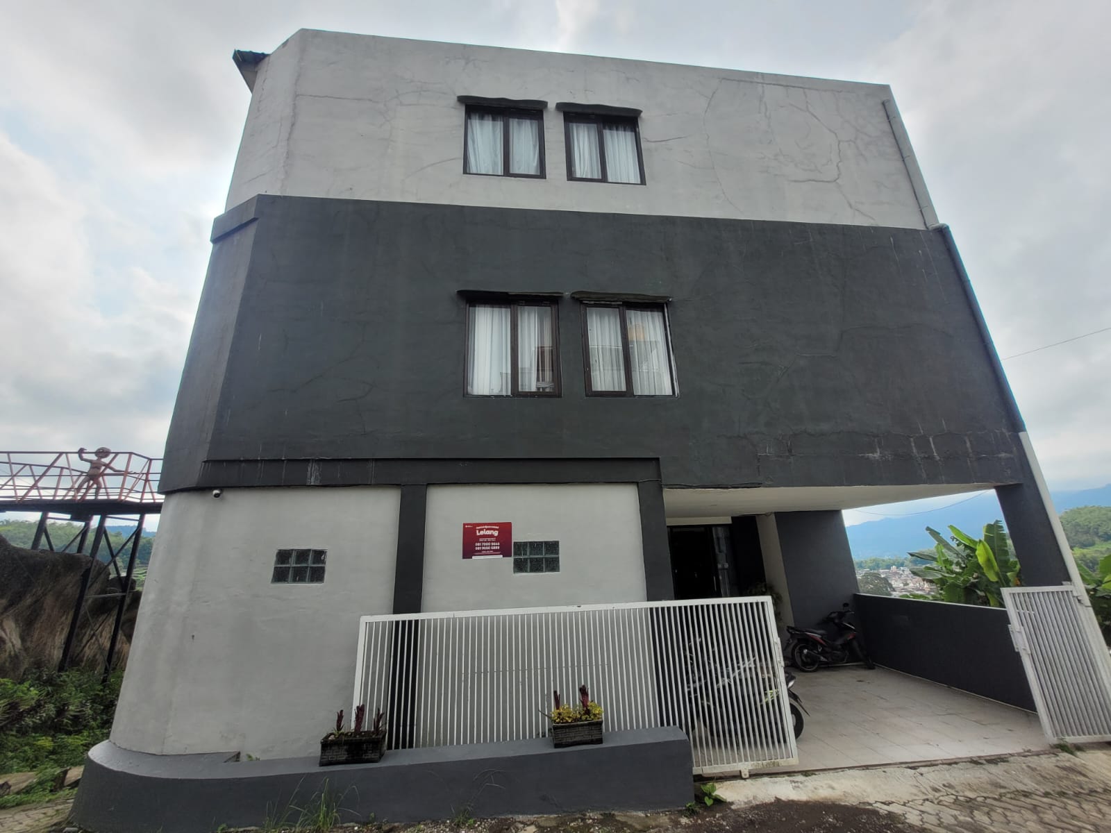 AGUNAN LELANG HOTEL